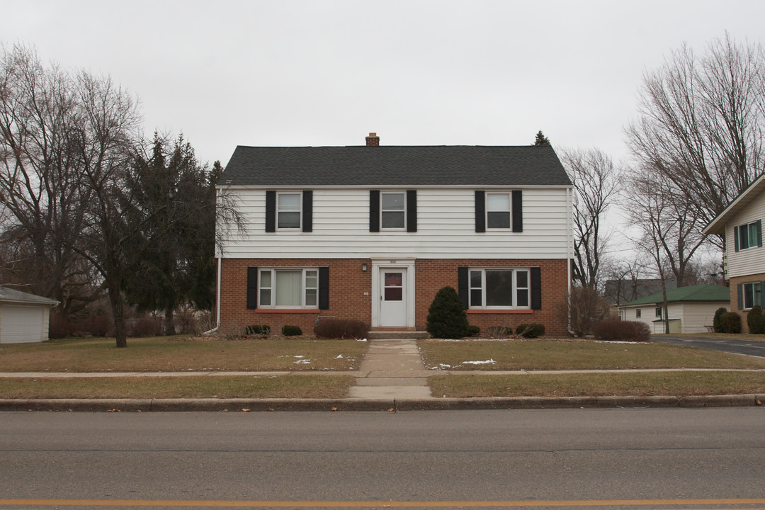 223 W Decorah Rd in West Bend, WI - Building Photo