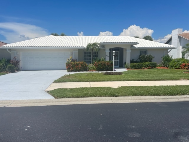 1511 Waterford Dr in Venice, FL - Building Photo