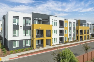 The Lyla in Elk Grove, CA - Foto de edificio - Primary Photo