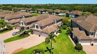 4752 Stratford Ct in Naples, FL - Building Photo