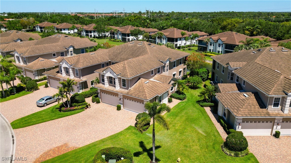 4752 Stratford Ct in Naples, FL - Building Photo