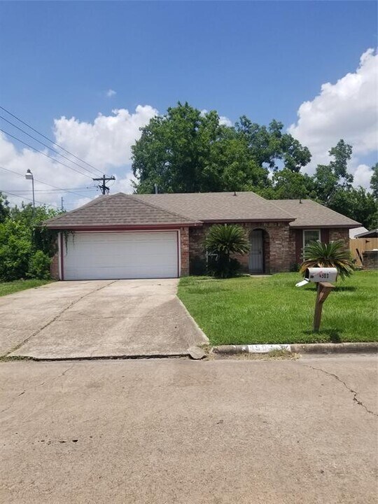 4503 Connorvale Rd in Houston, TX - Foto de edificio