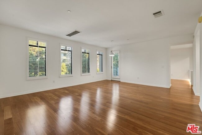 5625 Crescent Prk W in Los Angeles, CA - Building Photo - Building Photo