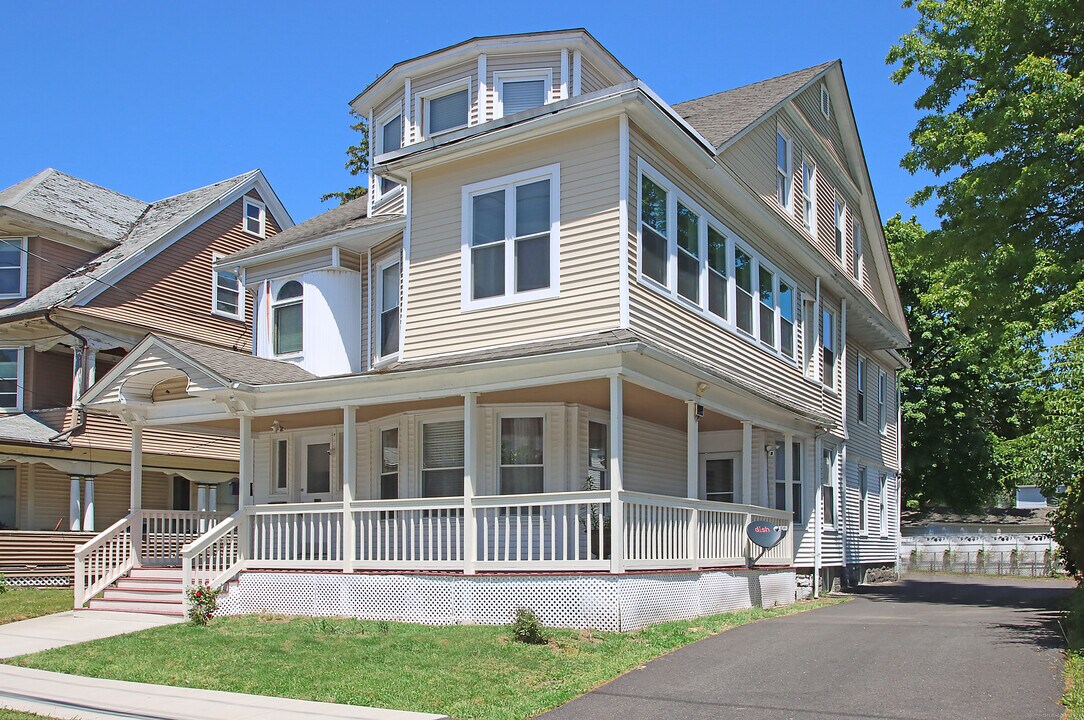 592 Laurel Ave in Bridgeport, CT - Building Photo