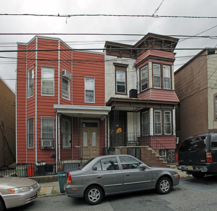 195 35th St in Union City, NJ - Building Photo