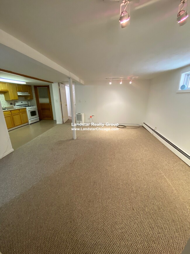 7247 W Touhy Ave in Chicago, IL - Foto de edificio - Building Photo