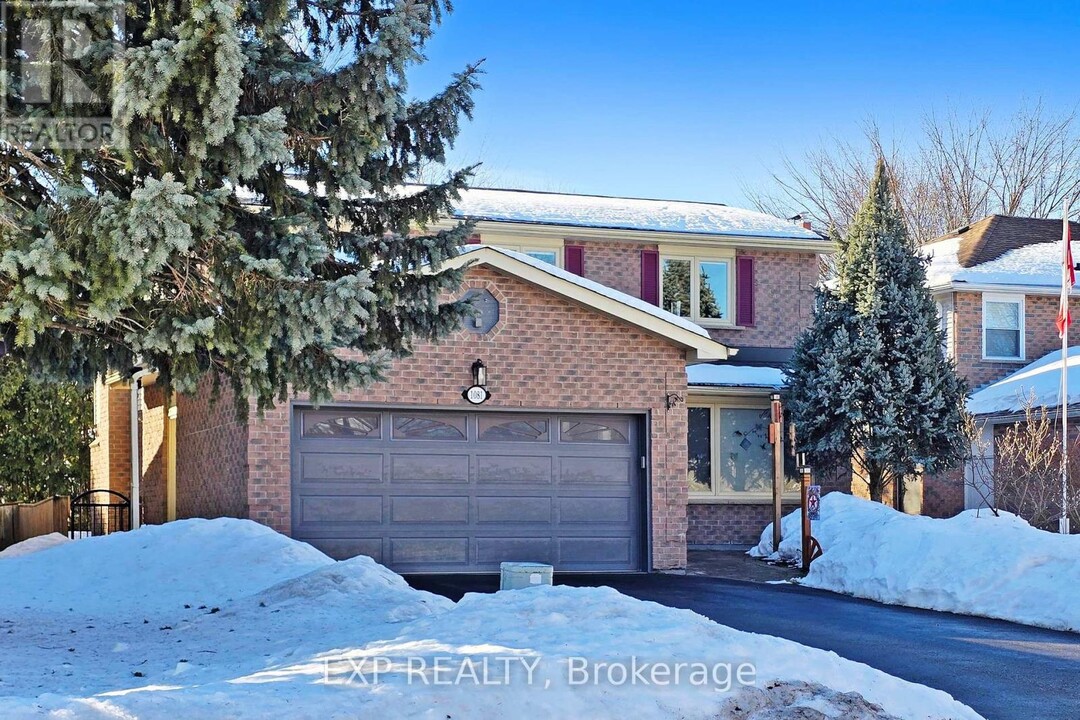 1081 Wildwood Dr in Newmarket, ON - Building Photo