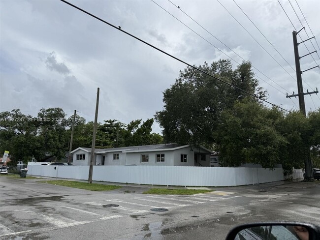 800 NW 67th St in Miami, FL - Building Photo - Building Photo