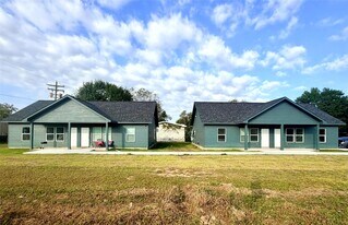502 Ross Sterling Ave in Anahuac, TX - Building Photo