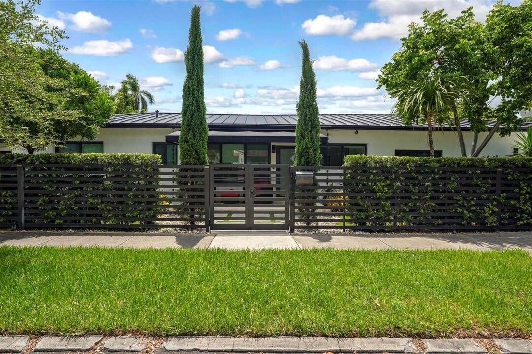 2484 SW 25th St in Miami, FL - Building Photo