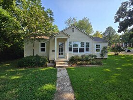 2175 E College Ave in Batesville, AR - Building Photo