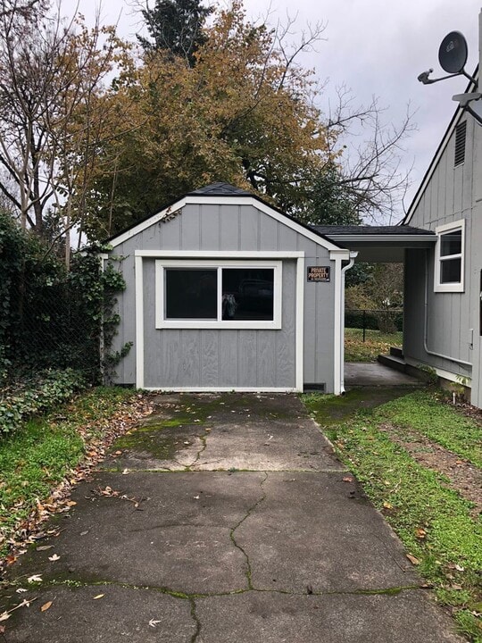 412 W Umpqua St in Roseburg, OR - Building Photo