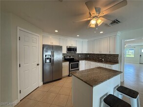 6677 Fiesta Way in Ft. Myers, FL - Building Photo - Building Photo