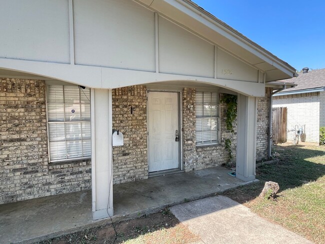1305 Willow Wood Ct-Unit -1305 in Irving, TX - Foto de edificio - Building Photo