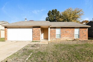 6901 Glenwood Dr in North Richland Hills, TX - Building Photo