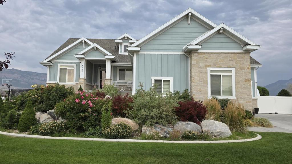 2236 N 2400 W in Farr West, UT - Building Photo