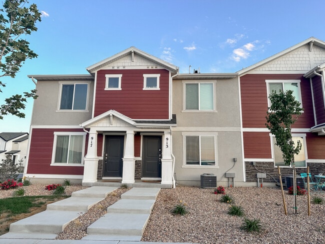 property at 913 E Flotsam Wy