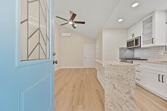 10930 White Thorn St in Houston, TX - Foto de edificio - Building Photo
