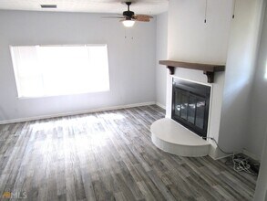 8337 Holly Dr in Jonesboro, GA - Building Photo - Building Photo