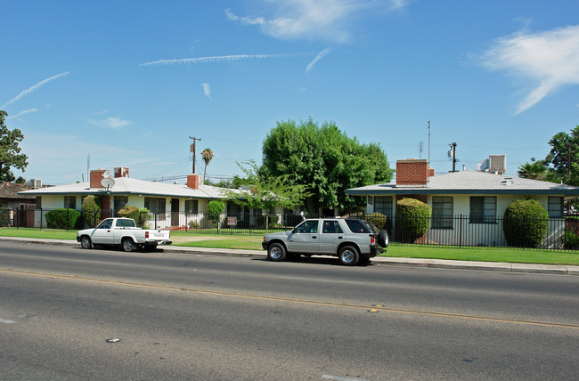 3513-3527 E Clinton Ave in Fresno, CA - Foto de edificio - Building Photo