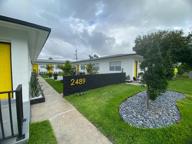 2489 SW 27th St-Unit -Apt 2 in Miami, FL - Building Photo - Building Photo