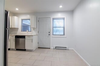 72 Tudor Ln in Bay Shore, NY - Building Photo - Building Photo