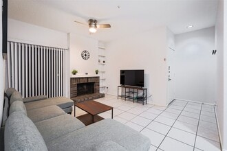 7900 N Stadium Dr in Houston, TX - Building Photo - Building Photo