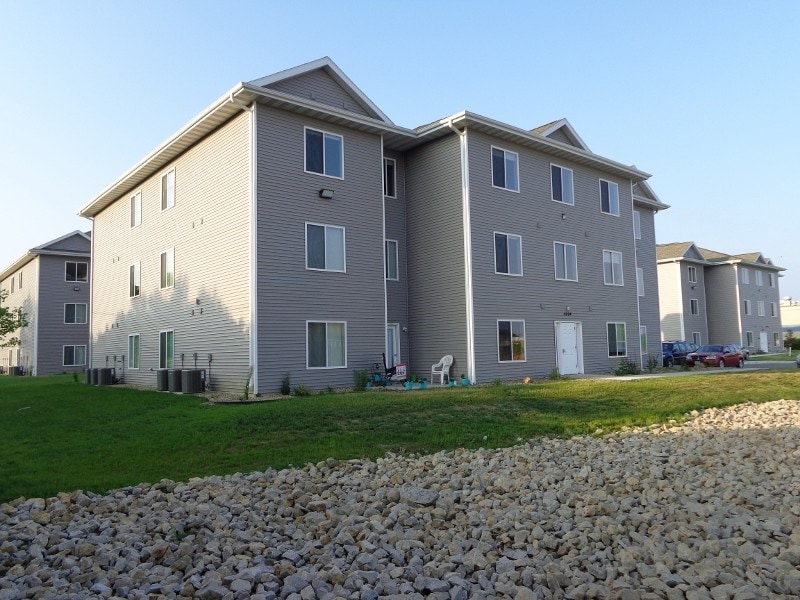 4002 University Ave, Unit 6 in Waterloo, IA - Foto de edificio