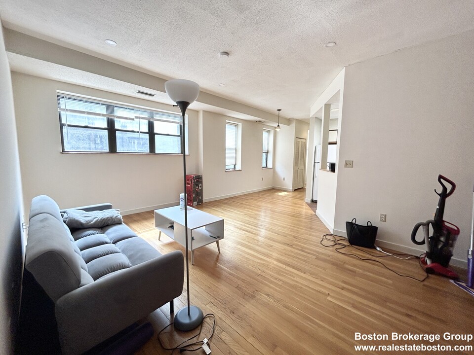 79 Gainsborough St, Unit 302 in Boston, MA - Building Photo