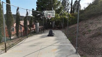 2315 Pso De Cima in Glendale, CA - Building Photo