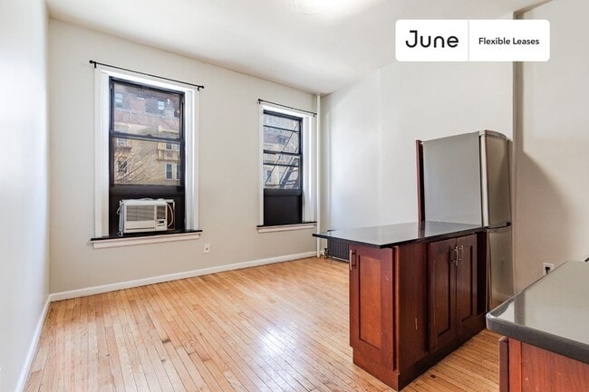 885 9th Ave in New York, NY - Building Photo - Building Photo
