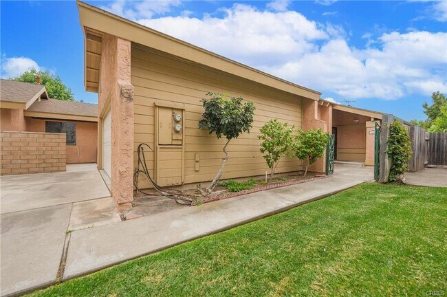 126 S Woodlawn Dr in Orange, CA - Building Photo - Building Photo