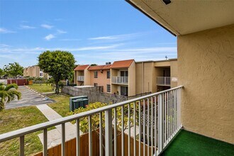 4900 NW 79th Ave in Doral, FL - Foto de edificio - Building Photo