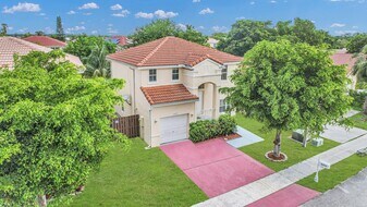 6279 Island Way in Margate, FL - Building Photo