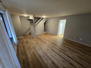 26640 Lake of the Falls Blvd in Olmsted Falls, OH - Foto de edificio - Building Photo