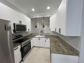 3318 Lakeside Dr in Davie, FL - Building Photo - Building Photo