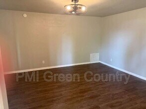 1821 S Cedar Ave in Broken Arrow, OK - Building Photo - Building Photo