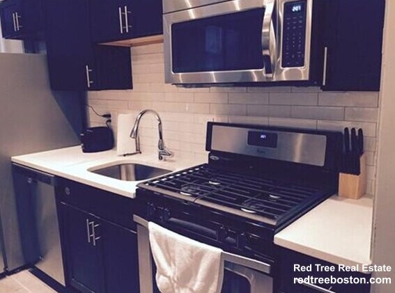 114 Riverway, Unit 99 in Boston, MA - Foto de edificio - Building Photo