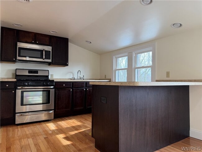 35 N Ellicott St in Williamsville, NY - Building Photo - Building Photo