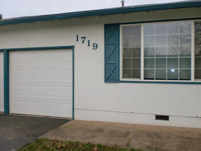1719 NW Lemans St in Roseburg, OR - Building Photo - Building Photo