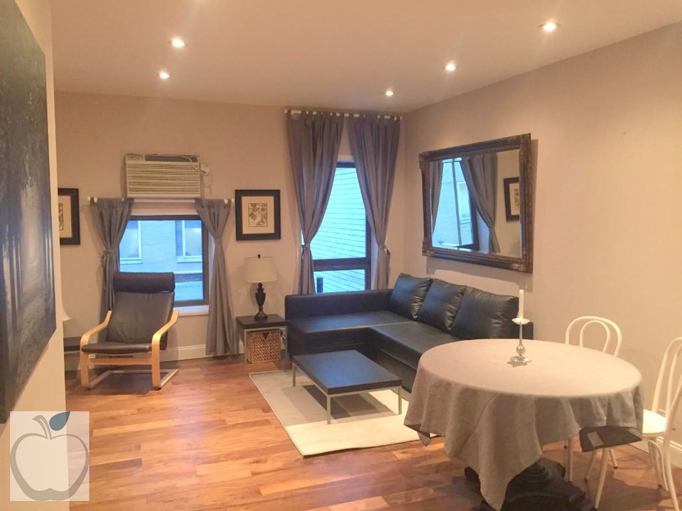 65 E 54th St in New York, NY - Building Photo