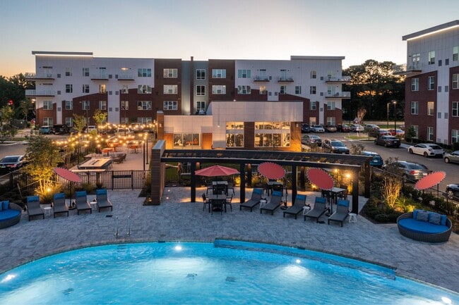Ellipse Urban Apartments in Hampton, VA - Foto de edificio - Building Photo