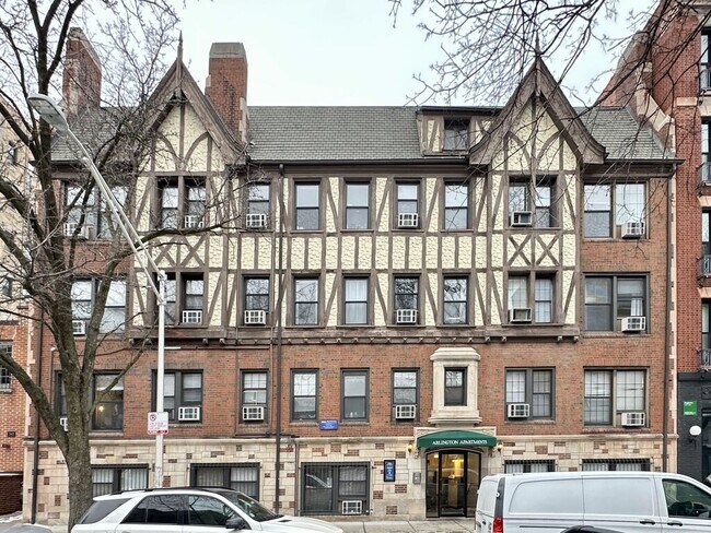 535 W Arlington Pl, Unit J03P in Chicago, IL - Building Photo - Building Photo