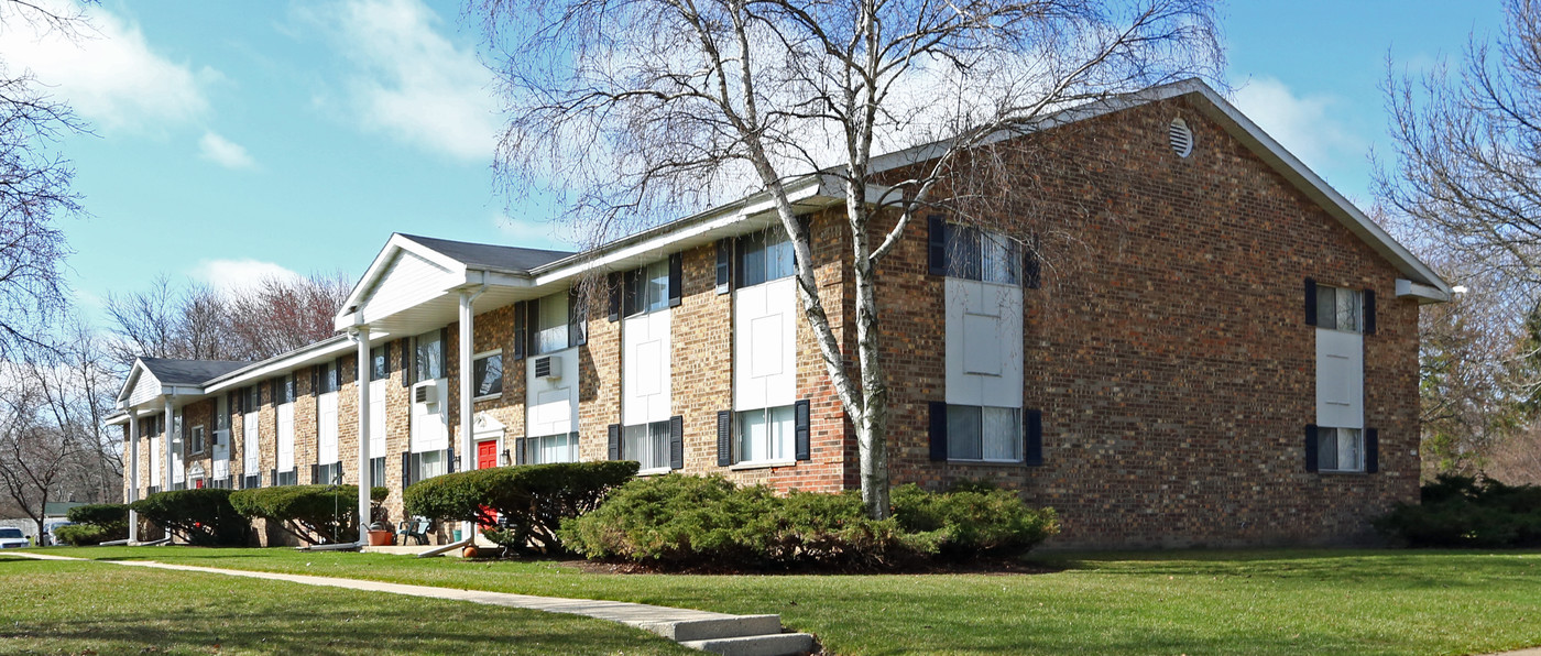 Applewood Village Apartments in Greendale, WI - Building Photo