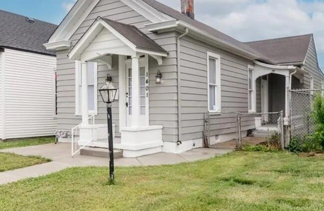 property at 1401 E Oak St