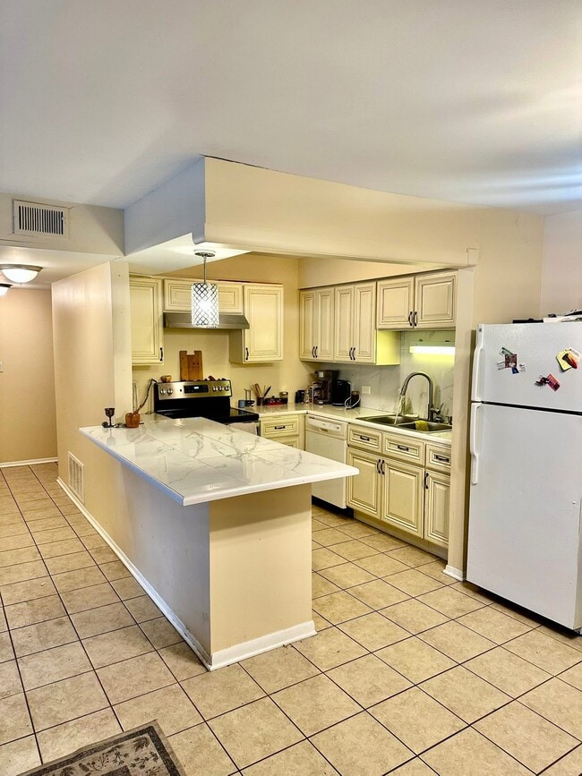 6169 Knoll Wood Rd, Unit 104