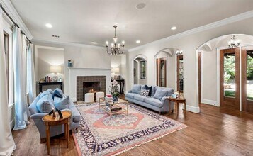 8129 San Fernando Way in Dallas, TX - Building Photo - Building Photo