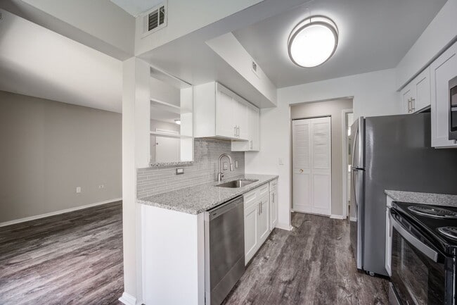 Lakeside Crossing at Eagle Creek Apartments and Townhomes in Indianapolis, IN - Foto de edificio - Building Photo