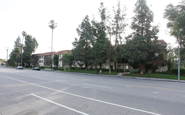 Woodman Manor Apartments in Van Nuys, CA - Foto de edificio - Building Photo