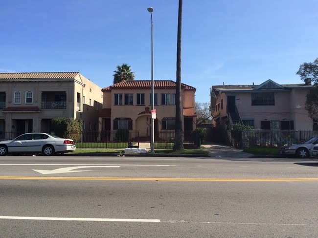 4612 S Figueroa St in Los Angeles, CA - Foto de edificio - Building Photo